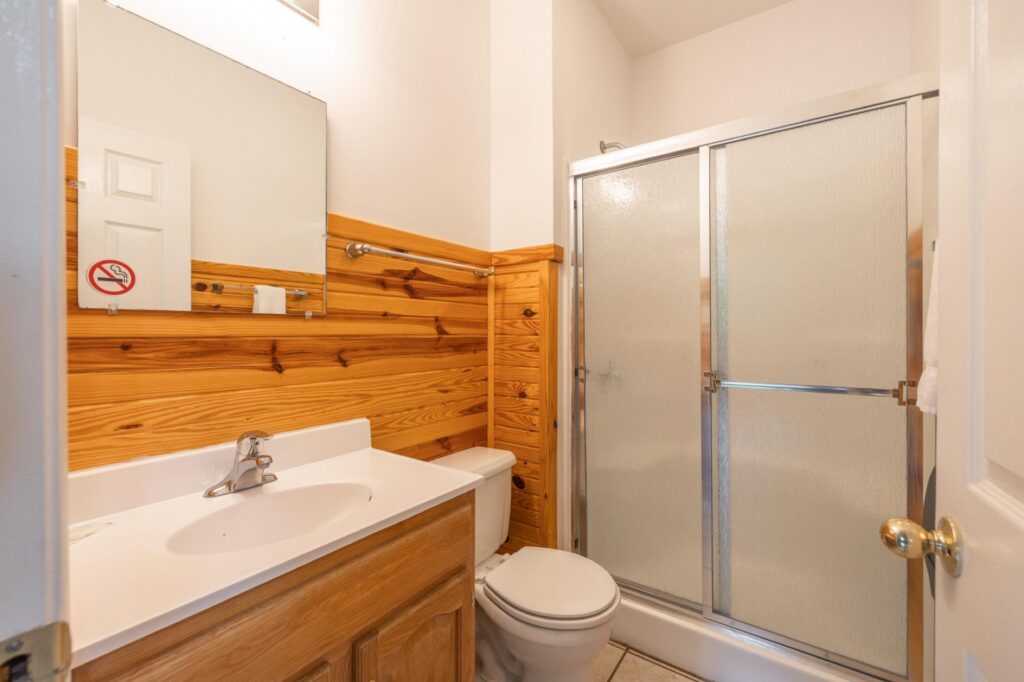 Bathroom of the Do Drift Inn – Motel at Ozark Outdoors Riverfront Resort