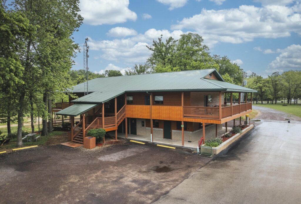 Exterior of the Do Drift Inn – Motel at Ozark Outdoors Riverfront Resort