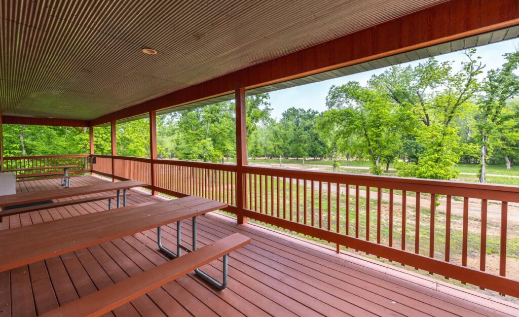 Exterior of the Do Drift Inn – Motel at Ozark Outdoors Riverfront Resort